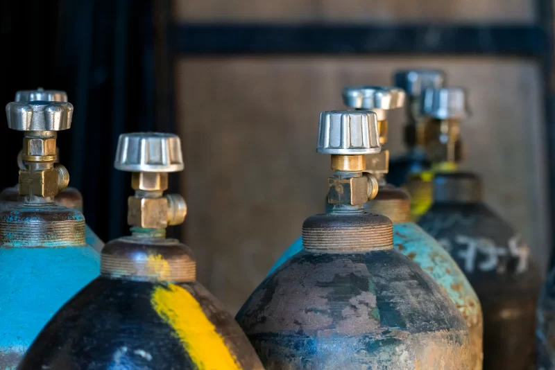 Баллоны с газом: крупный план вентилей