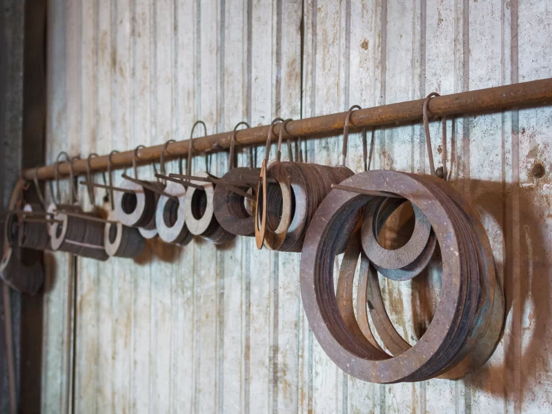 Подвешенные металлические кольца и прокладки в мастерской