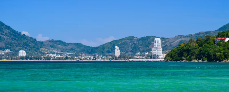 Вид с моря на пляж Патонг
