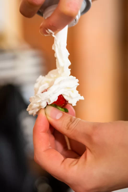 Свежая клубника с взбитыми сливками: приготовление десерта