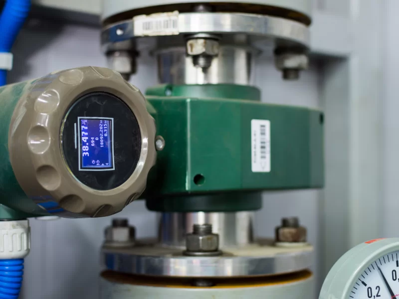Цифровой датчик с дисплеем в промышленном оборудовании