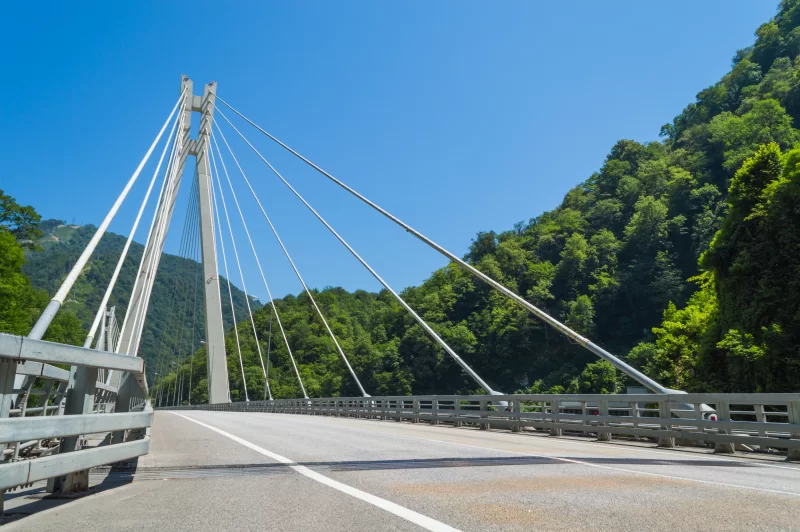 Современный мост в горах под ясным небом