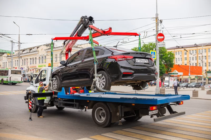 Эвакуация автомобиля сотрудниками ГИБДД на оживленной улице