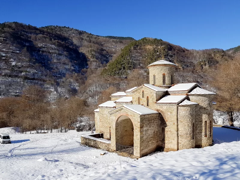 Зимнее утро у древнего храма в горах