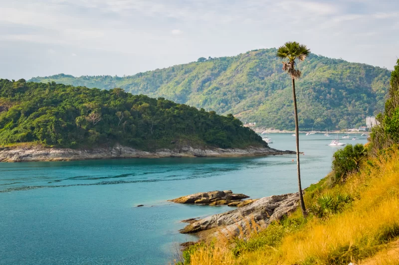 Смотровая площадка на мысе Промтеп с закатным небом на Пхукете, Таиланд