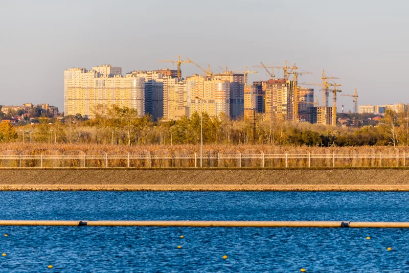 Панорамный вид на современный город Ростов-на-Дону с жилыми комплексами и строительными кранами