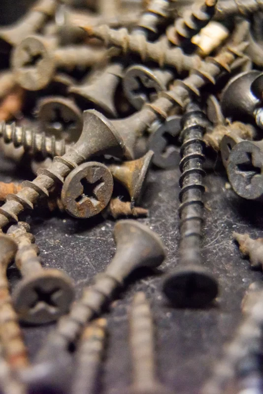 Крупный план старых шурупов