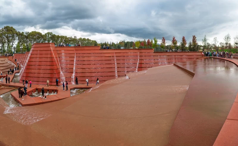 Современный водный парк с каскадами