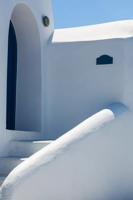 Минималистичная архитектура Санторини: Белая лестница под ясным небом