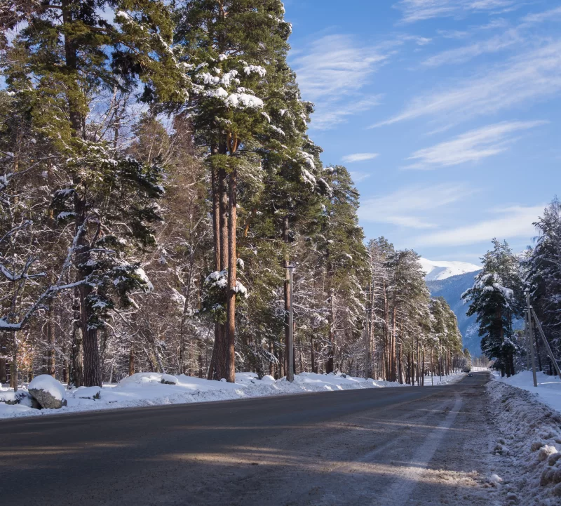 Зимний горный пейзаж с дорогой и снегом