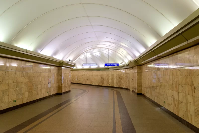 Архитектурный переход метро с мраморной отделкой и сводчатым потолком