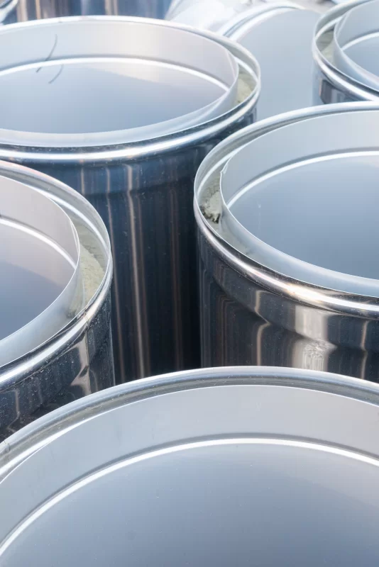 Металлические бочки крупным планом