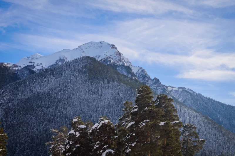 Зимний горный пейзаж со скалами и снегом