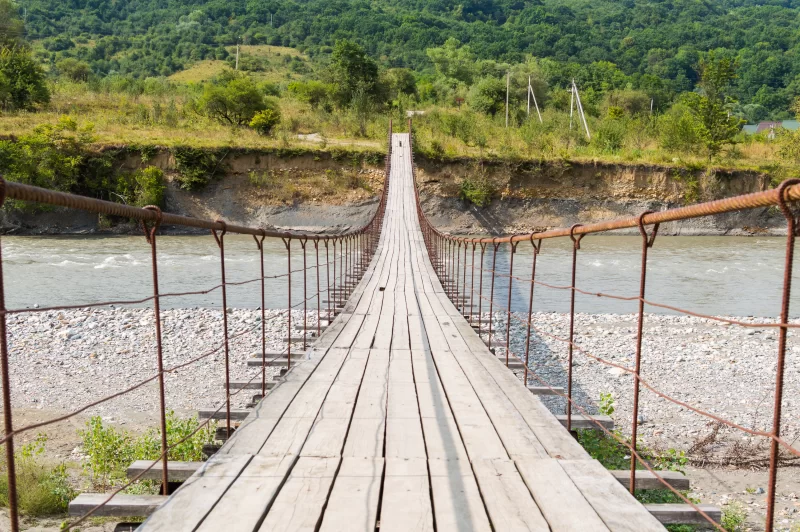 Подвесной мост через горную реку