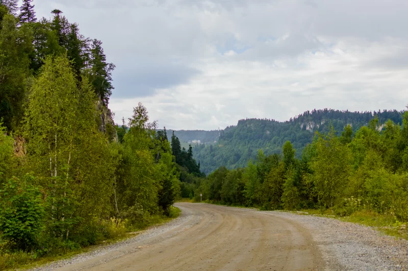 Извилистая дорога в горах