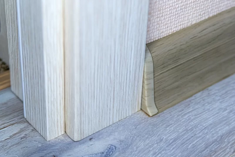 Крепление плинтуса к дверной коробке