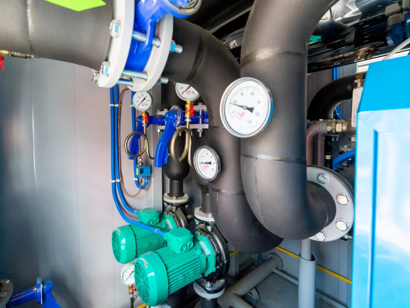 Техническое оборудование: насосы, трубы и манометры
