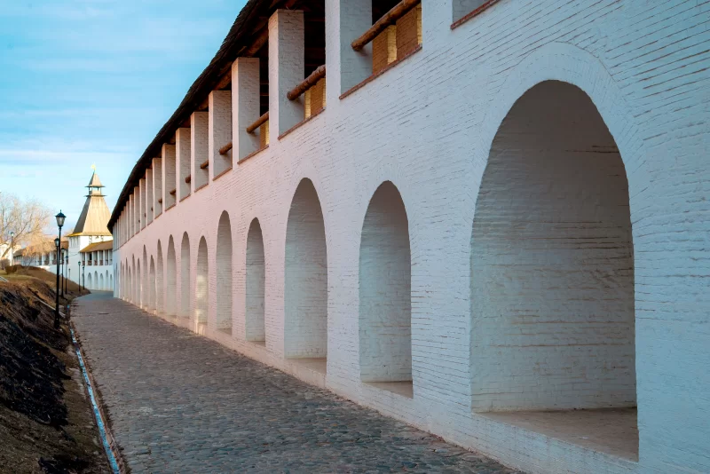 Территория и белые стены с арками Астраханского кремля