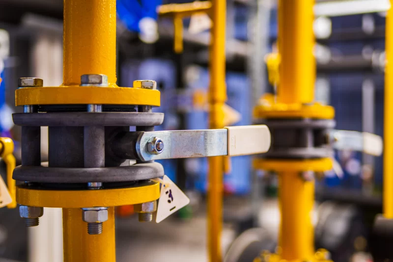 Промышленный кран на желтых трубах