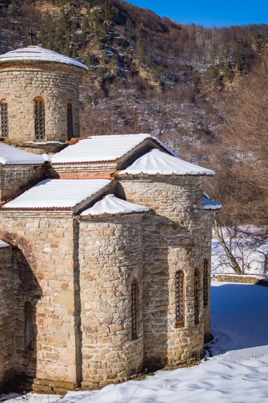 Древний храм Нижнего Архыза в зимнем убранстве