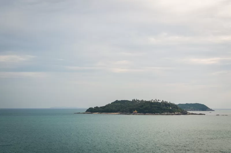 Тропический остров в море