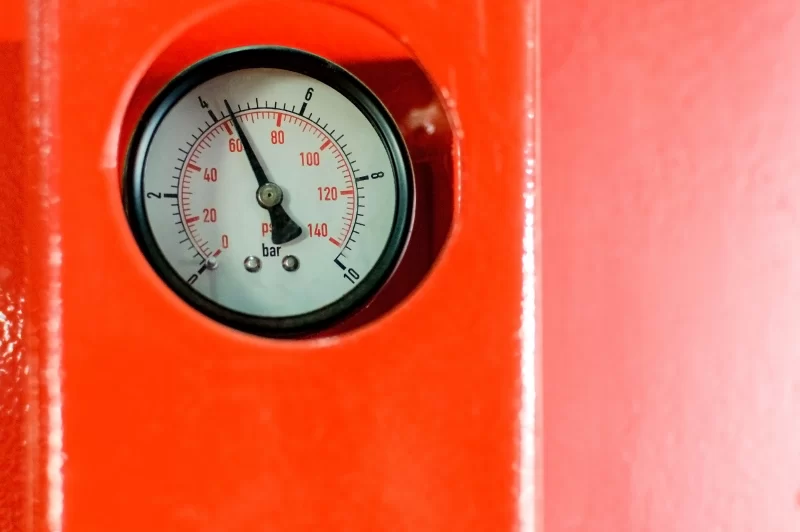 Манометр в красном корпусе: точное измерение давления