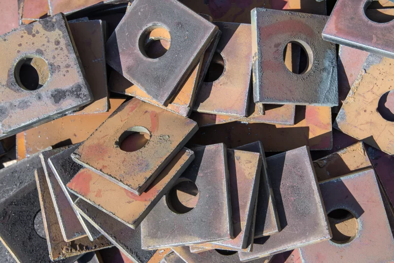 Металлические шайбы с отверстиями