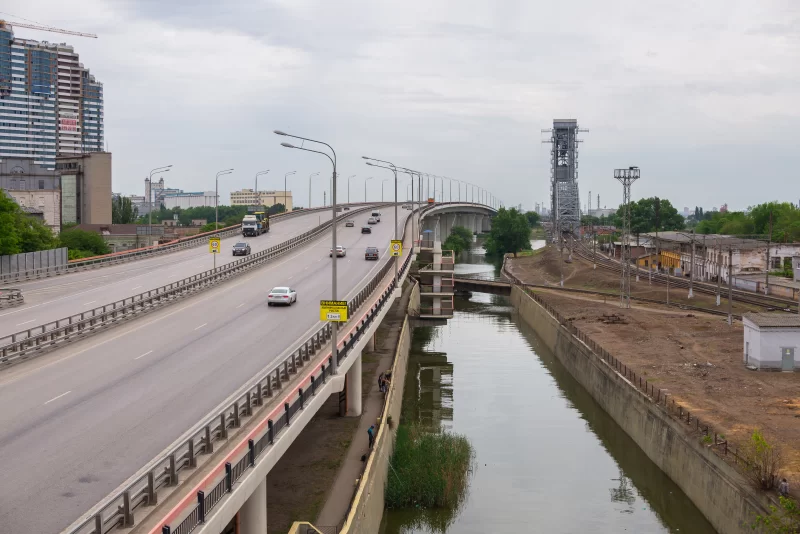 Современный мост Сиверса и живописная река Темерник в Ростове-на-Дону