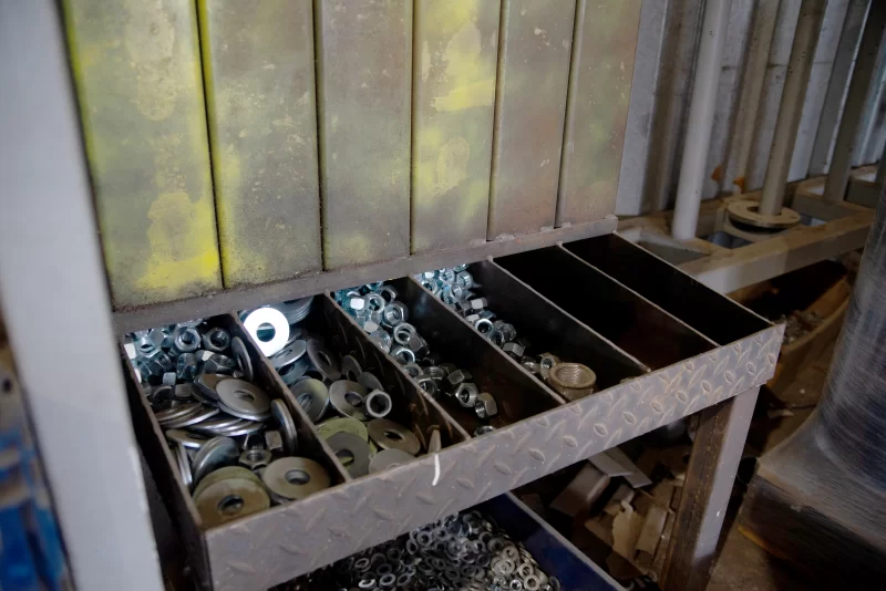 Сортировка крепежа: шайбы и гайки в металлических ячейках