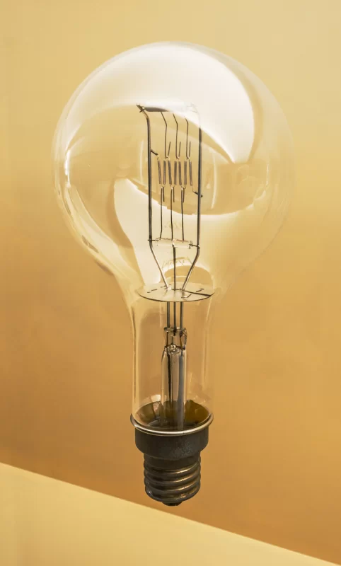 Большая вольфрамовая лампочка.