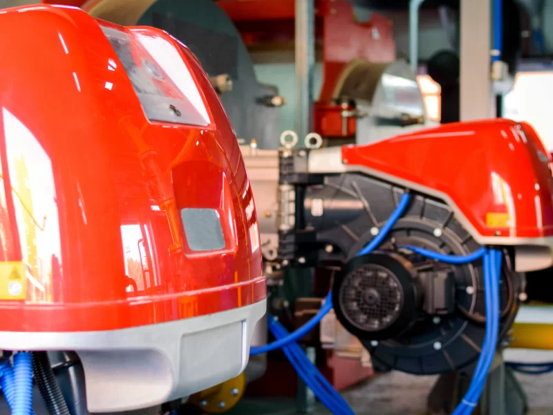 Современное промышленное оборудование: яркие красные компоненты