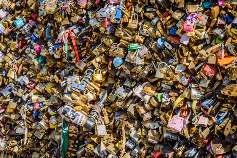 Множество замков любви на мосту