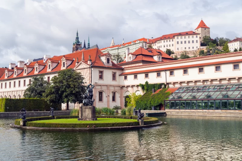 Фонтан и статуя в Вальдштейнском саду и Пражском Граде