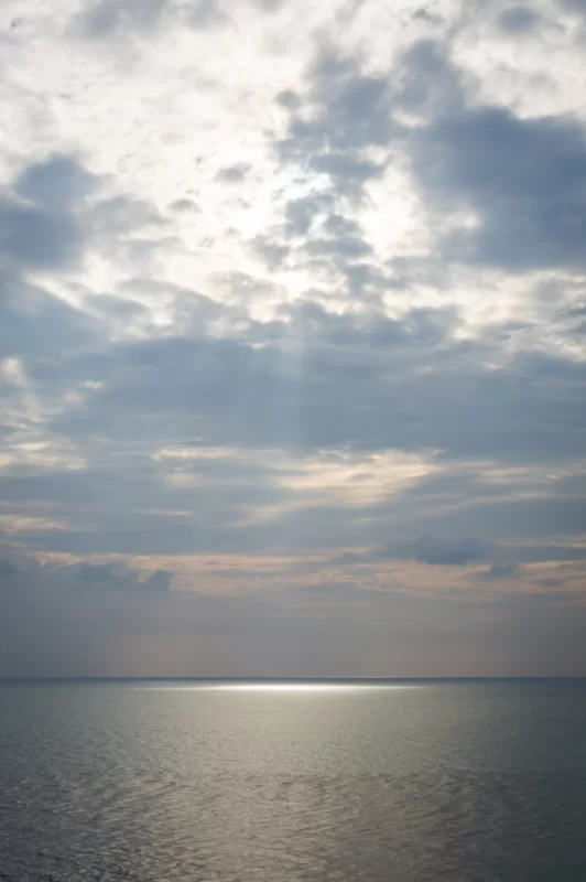 Солнечные лучи, проходящие сквозь грозовые облака