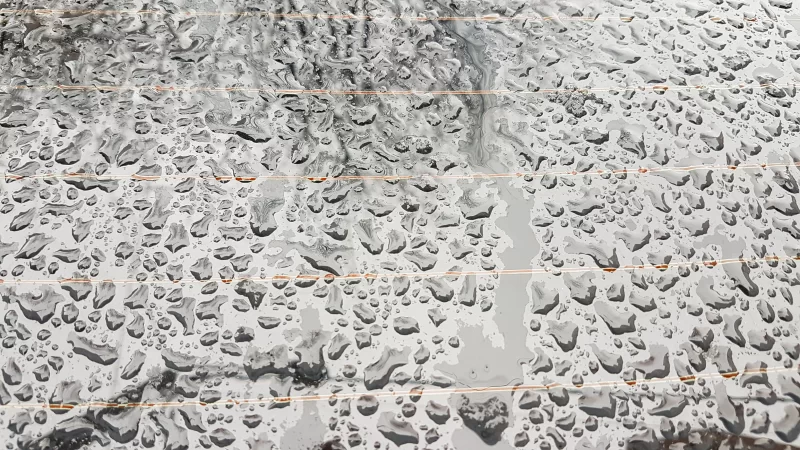 Капли дождя на стекле автомобиля