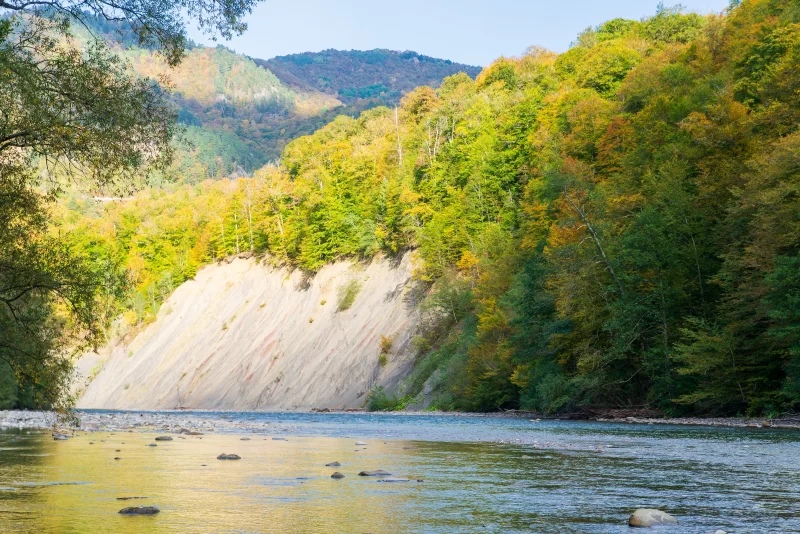 Осенний речной пейзаж в горах Адыгеи