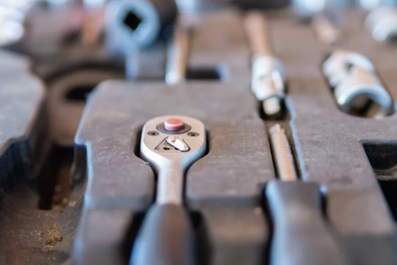 Ящик с набором инструментов для ремонта автомобилей, крупный план.