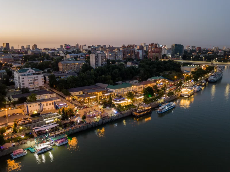 Закат над рекой Дон: оживленная набережная Ростова-на-Дону с высоты птичьего полета