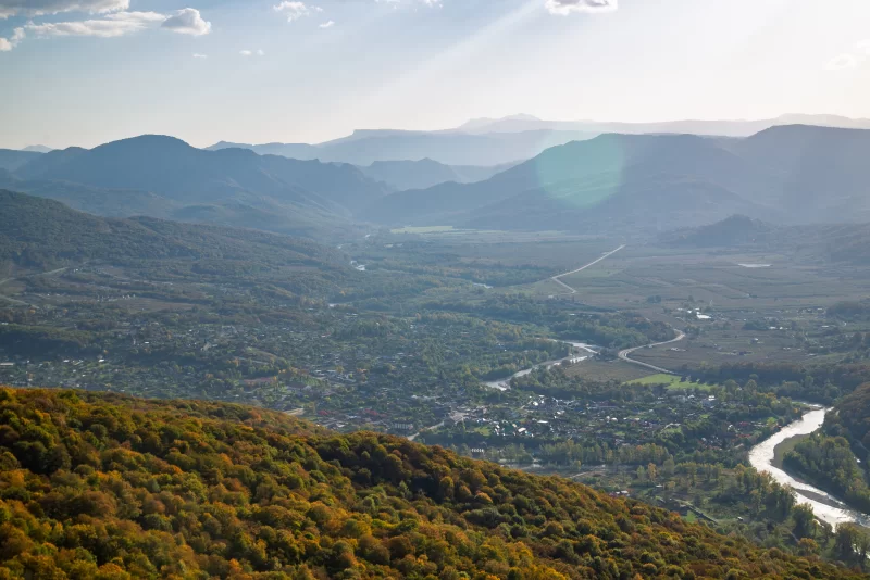 Панорамный осенний вид горной долины Адыгеи