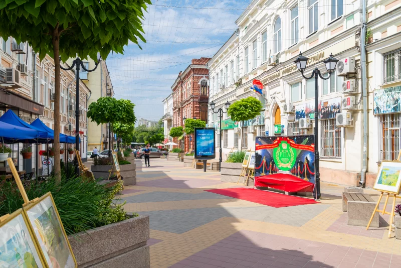 Люди на улице Соборный переулок