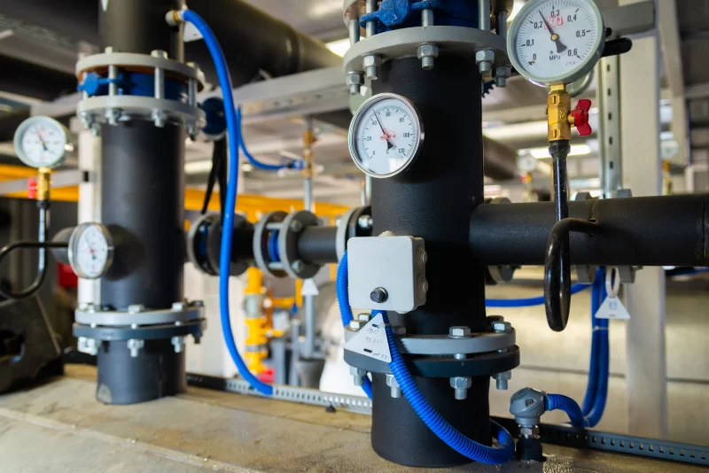 Технологическое оборудование: трубы, манометры и фитинги в промышленной установке