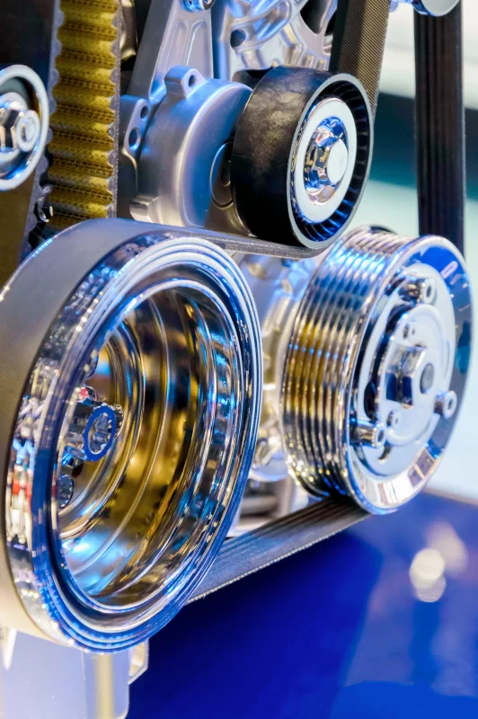 Хромированная деталь двигателя автомобиля, фокус на шкиве с ремнем