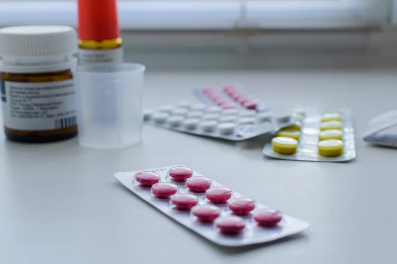 Лекарства и медицинские принадлежности на столе