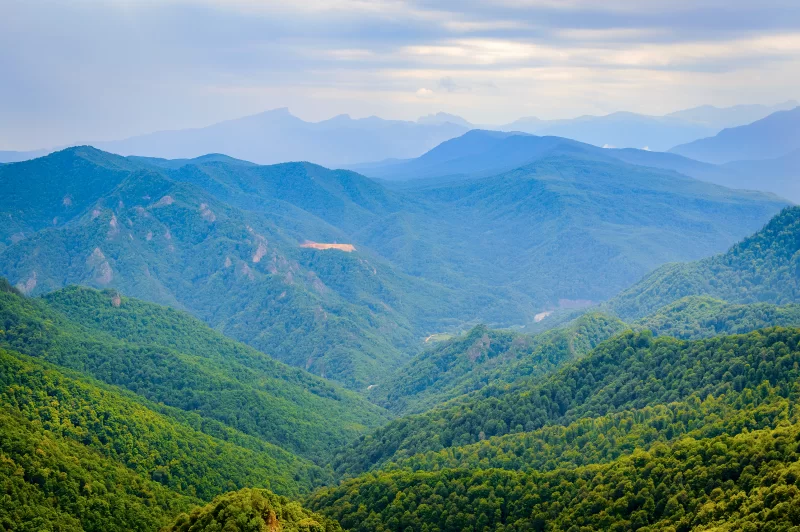 Зеленые горы и облачное небо