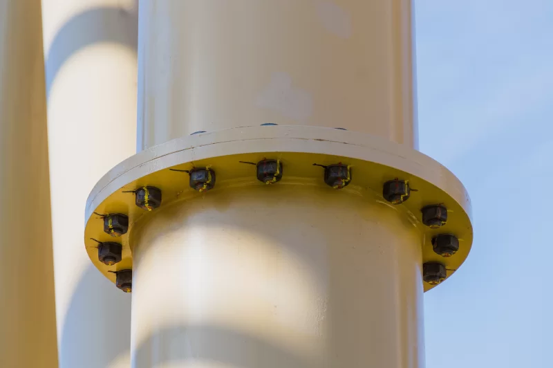 Крупный план соединения труб с фланцем и болтами