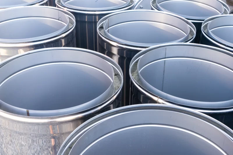 Металлические бочки крупным планом