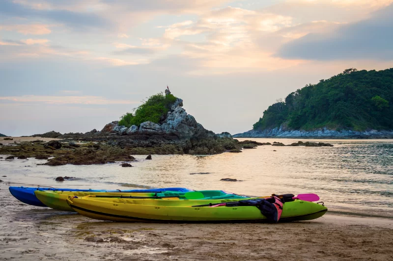 Маленький катер причаливает к морю.