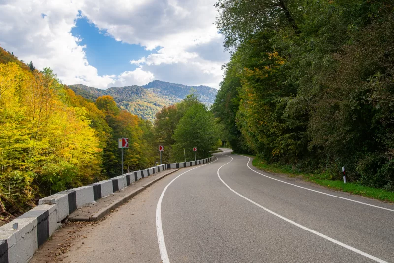 Живописная осенняя горная дорога в Адыгее
