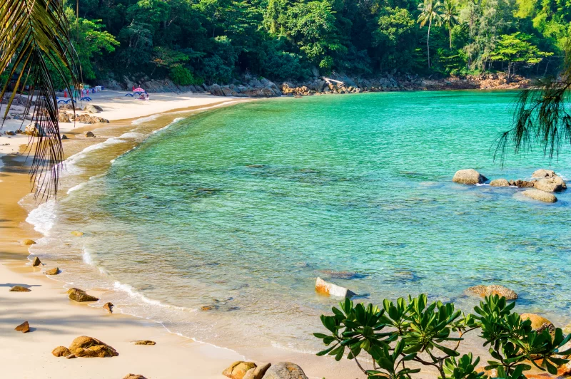 Небольшой тихий пляж Хуа на острове Пхукет