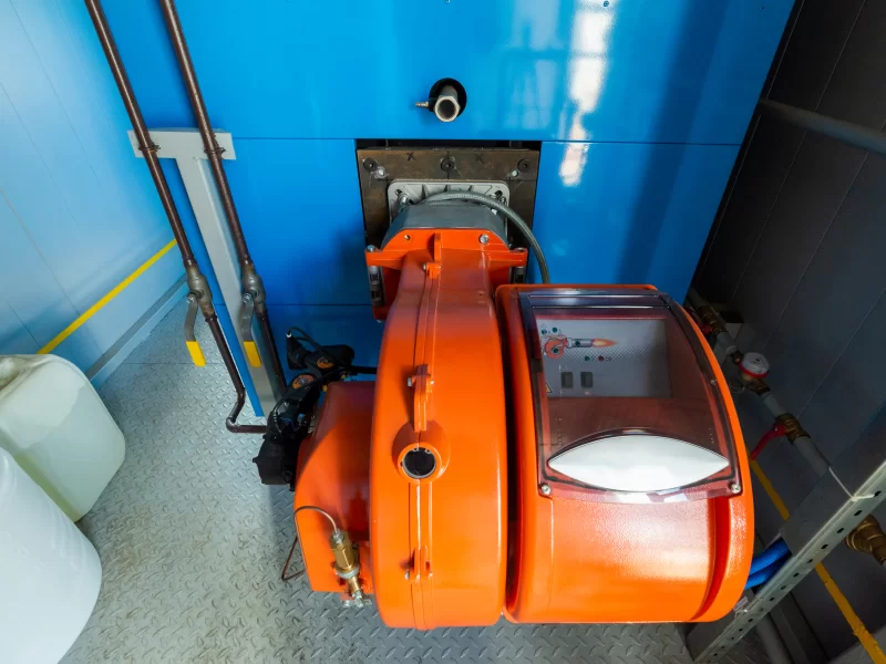 Современный промышленный горелочный агрегат в ярко-оранжевом цвете